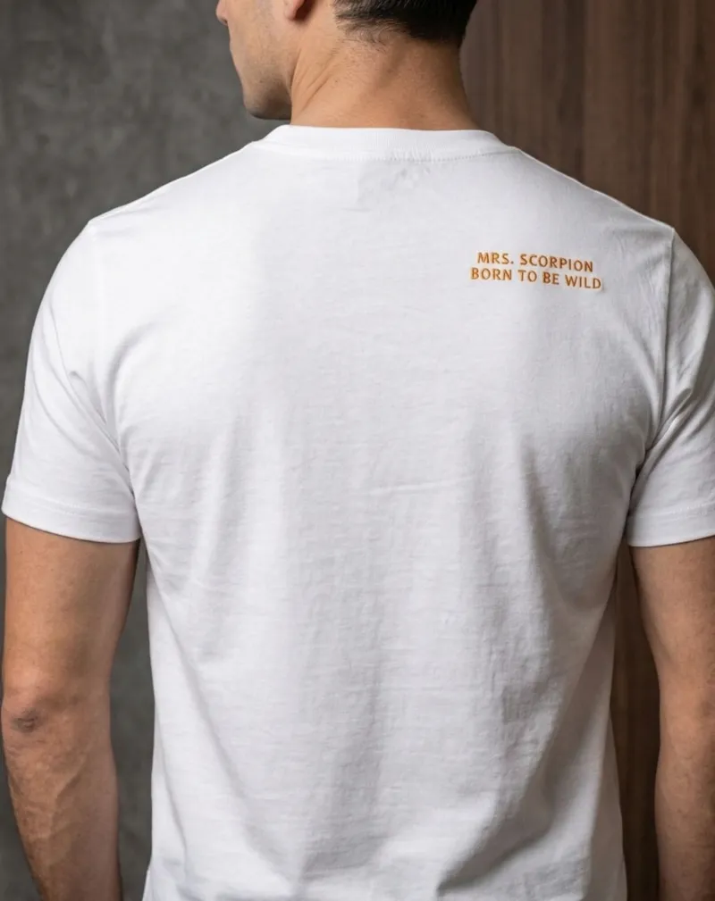 ด้านหลังเสื้อยืดพร้อมข้อความปัก MRS. SCORPION BORN TO BE WILD